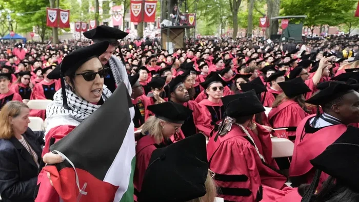 Demonstrasi Solidaritas untuk Palestina saat Wisudawan Harvard Melakukan Aksi Walk Out