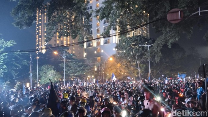 Ribuan bobotoh memadati Jalan Surapati, tepatnya di depan Lapangan Gasibu, Kota Bandung, Jawa Barat. Ribuan bobotoh memadati Jalan Surapati, tepatnya di depan Lapangan Gasibu, Kota Bandung, Jawa Barat.
