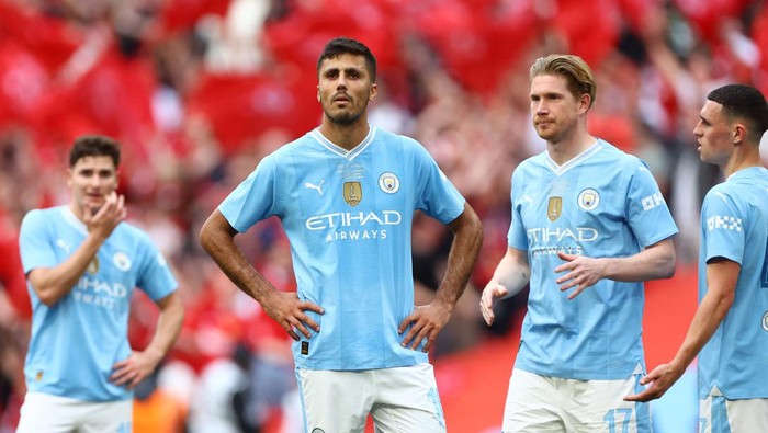 Soccer Football - FA Cup - Final - Manchester City v Manchester United - Wembley Stadium, London, Britain - May 25, 2024 Manchester Citys Rodri and Kevin De Bruyne look dejected after the match REUTERS/Hannah Mckay