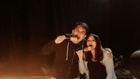 Rizky Alatas telah menikah dengan Adzana Bing Slamet pada 2018 lalu. 6 tahun menikah, keduanya pun senang membagikan momen romantisnya, termasuk saat makan. Foto: Instagram @rizkyalatas