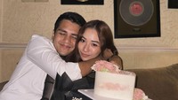 Salah satunya ini ketika personel grup vokal Treeji itu memberi kejutan kue ulang tahun untuk sang istri tercinta. Rizky juga memberi  buket bunga mawar merah. Foto: Instagram @rizkyalatas