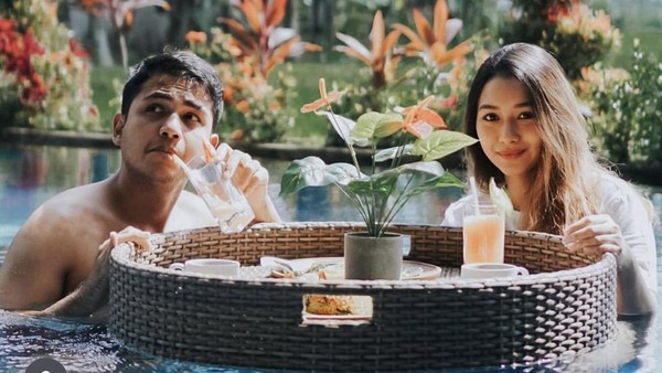 Romantis! Rizky Alatas dan Adzana Bing Slamet saat Sarapan hingga Dinner