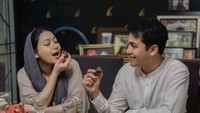 Wah, kali ini pasangan selebriti itu terlihat sedang menikmati beberapa macam cokelat batangan. Mereka pun menikmati cokelat ini sebagai penutup usai buka puasa.  Foto: Instagram @rizkyalatas