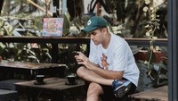 Tampaknya pria berusia 32 tahun itu suka ngopi. Ia sempat nongkrong  di sebuah cafe dan sudah memesan 2 cangkir kopi hangat nih.  Foto: Instagram @rizkyalatas