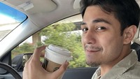 Saat sedang menyetir mobil pun, Rizky Alatas tidak melupakan kopinya. Ia membawa segelas kopi hangat dari salah satu kedai kopi terpopuler. Foto: Instagram @rizkyalatas