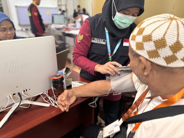 Salah satu jemaah sedang berobat ke KHHI.