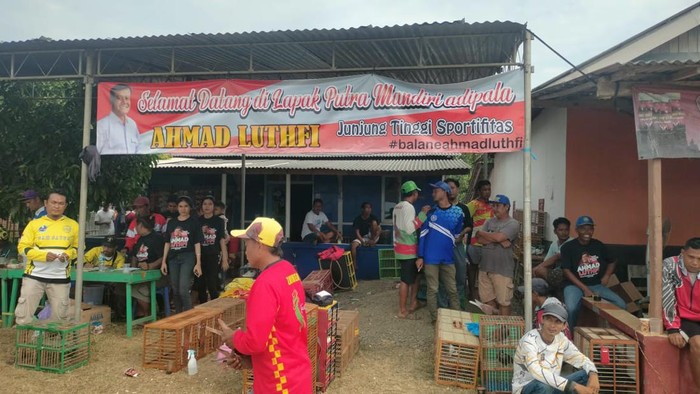 Sejumlah peserta perlombaan burung merpati mengikuti lomba yang diselenggarakan oleh Relawan Pak Ahmad Luthfi di Desa Adipala, Kecamatan Adipala, Kabupaten Cilacap, Sabtu (26/5/2024).
