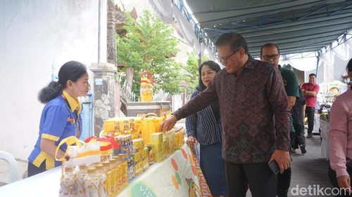 Sekda Denpasar Ida Bagus Alit Wiradana  ketika meninjau pasar murah di Desa Tegal Kertha, Sabtu (25/5/2024). (Dok. Pemkot Denpasar)