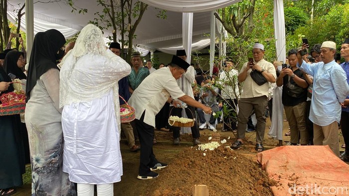 Suasana pemakaman Ibunda Kemendagri Tito Karnavian
