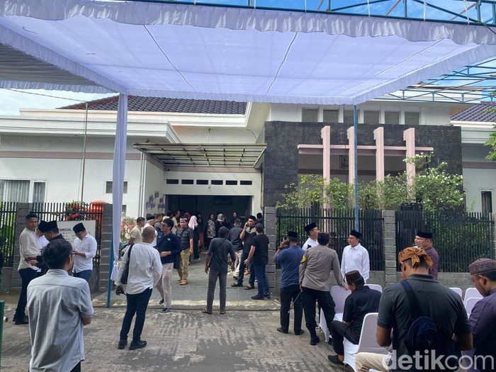 Suasana rumah duka ibunda Tito Karnavian di Palembang