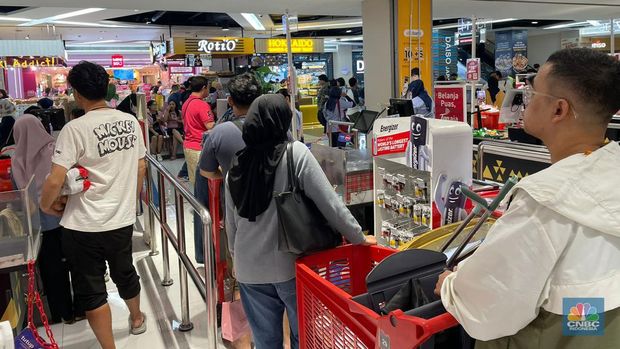 Suasana Transmart Kota Kasablanka, Minggu (26/5/2024). (CNBC Indonesia/Romys Binekasri)