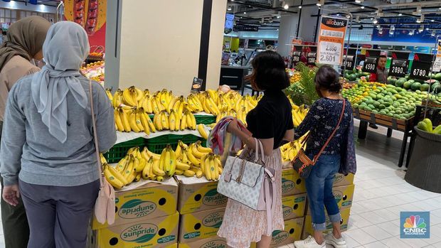 Suasana Transmart Kota Kasablanka, Minggu (26/5/2024). (CNBC Indonesia/Romys Binekasri)