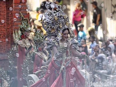 Warna-warni Kemeriahan Surabaya Vaganza 2024