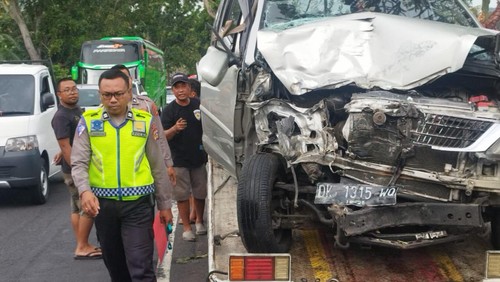 Tabrakan antara mobil Toyota Kijang Innova berpelat nomor DK 1315 WQ dengan truk Hino DK 8969 GC di Jalan Raya Denpasar-Gilimanuk, tepatnya di wilayah Desa Penyaringan, Kecamatan Mendoyo, Jembrana, Bali. (Foto: Dok. Polres Jembrana)