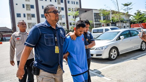 Petugas Kepolisian menyimpan barang bukti dari tersangka kasus pembunuhan Pegi Setiawan saat menggelar konferensi pers di Gedung Ditreskrimum Polda Jabar, Bandung, Jawa Barat, Minggu (26/5/2024). Polda Jabar berhasil menangkap Pegi Setiawan alias perong atas dugaan kasus pembunuhan Vina Dewi Arsita dan Muhammad Rizky yang terjadi di Cirebon pada tahun 2015 silam. ANTARA FOTO/Raisan Al Farisi/foc.
