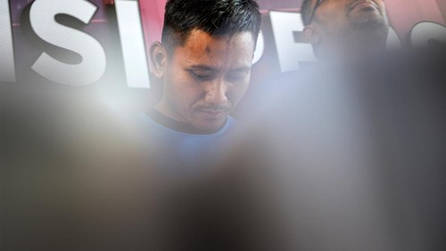 Petugas Kepolisian menyimpan barang bukti dari tersangka kasus pembunuhan Pegi Setiawan saat menggelar konferensi pers di Gedung Ditreskrimum Polda Jabar, Bandung, Jawa Barat, Minggu (26/5/2024). Polda Jabar berhasil menangkap Pegi Setiawan alias perong atas dugaan kasus pembunuhan Vina Dewi Arsita dan Muhammad Rizky yang terjadi di Cirebon pada tahun 2015 silam. ANTARA FOTO/Raisan Al Farisi/foc.