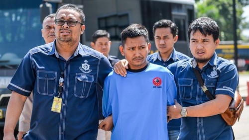 Petugas Kepolisian menyimpan barang bukti dari tersangka kasus pembunuhan Pegi Setiawan saat menggelar konferensi pers di Gedung Ditreskrimum Polda Jabar, Bandung, Jawa Barat, Minggu (26/5/2024). Polda Jabar berhasil menangkap Pegi Setiawan alias perong atas dugaan kasus pembunuhan Vina Dewi Arsita dan Muhammad Rizky yang terjadi di Cirebon pada tahun 2015 silam. ANTARA FOTO/Raisan Al Farisi/foc.