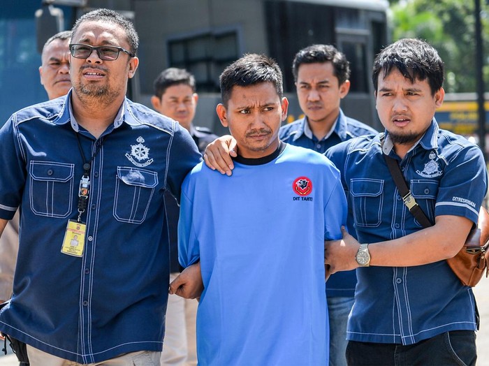 Petugas Kepolisian menyimpan barang bukti dari tersangka kasus pembunuhan Pegi Setiawan saat menggelar konferensi pers di Gedung Ditreskrimum Polda Jabar, Bandung, Jawa Barat, Minggu (26/5/2024). Polda Jabar berhasil menangkap Pegi Setiawan alias perong atas dugaan kasus pembunuhan Vina Dewi Arsita dan Muhammad Rizky yang terjadi di Cirebon pada tahun 2015 silam. ANTARA FOTO/Raisan Al Farisi/foc.