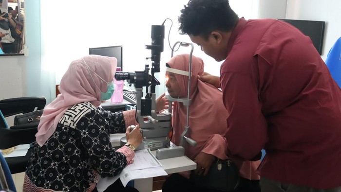 Tim Kemensos di saat memberi pelayanan terhadap lansia (dok. Kemensos) Tim Kemensos di saat memberi pelayanan terhadap lansia (dok. Kemensos)