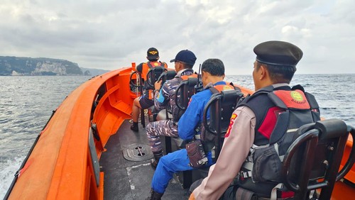Tim SAR gabungan menyisir laut Nusa Penida untuk mencari nelayan hilang, Minggu (26/5/2024). (Dok. Polsek Nusa Penida)