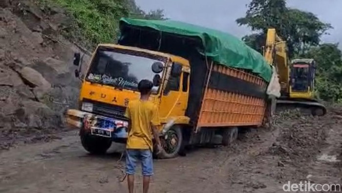 Truk mogok di Jalan Poros Maros-Bone tepatnya di Tompo Ladang.