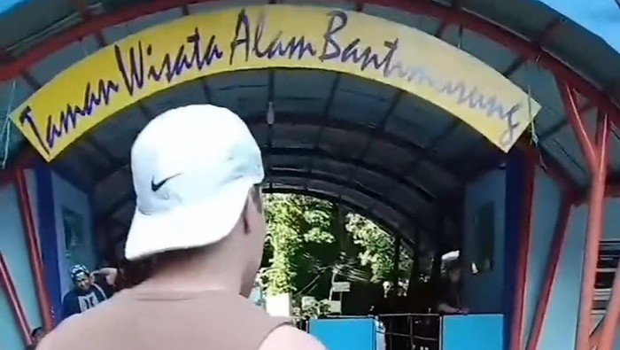 Turis asing batal masuk ke Taman Wisata Alam Bantimurung Maros gegara tiket mahal.