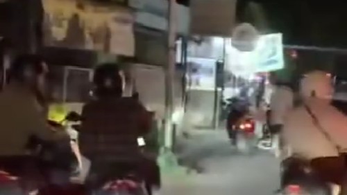 Video bernarasi pengeroyokan oleh geng motor yang viral di medsos. (Tangkapan layar video viral)