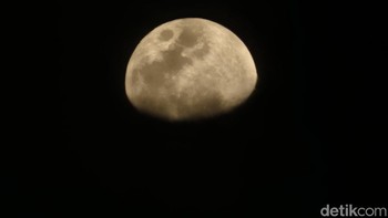 Bahkan kamera ponsel ini bisa mengambil foto Bulan dengan cukup jelas. Foto: Virgina Maulita Putri/detikINET