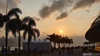 Ponsel ini dilengkapi tiga kamera belakang yang semuanya memiliki resolusi 50 MP. Foto: Virgina Maulita Putri/detikINET