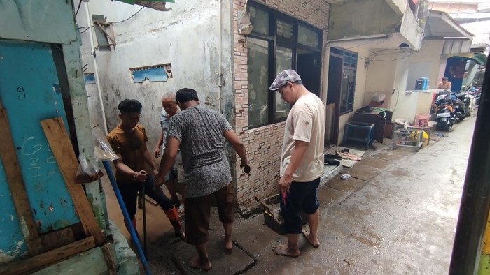 Warga bersihkan lumpur sisa banjir di Kampung Melayu, Jakarta Timur (Fawdi/detikcom)
