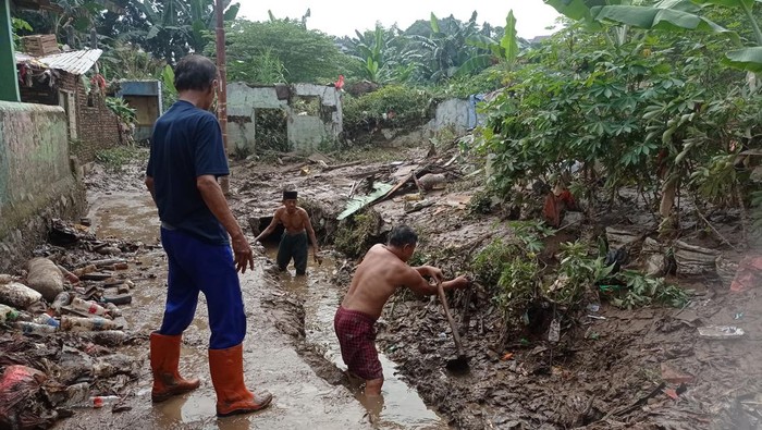 Warga bersihkan sisa banjir di Pejaten Timur, Jaksel (Taufiq/detikcom)