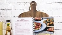 Sering kali bingung menaruh buku resep saat berkreasi di dapur? Kamu bisa memanfaatkan tatakan buku bentuk talenan kayu yang estetik ini. Foto: BuzzFeed