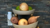 Supaya semangat makan buah, kamu bisa menaruh stok buah segar di rak seperti ini agar selalu terlihat. Warna-warni buah yang cerah sekaligus bisa jadi hiasan di dapur lho! Foto: BuzzFeed