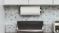 Sepele tapi fungsinya besar, inilah holder tisu dapur yang wajib kamu punya. Mengambil tisu dapur pun tak akan jadi perkara sulit lagi. Foto: BuzzFeed