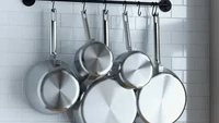 Tak punya banyak ruang di dapur? Kamu bisa memanfaatkan rak perkakas yang dipasang di dinding seperti ini. Semua stok barang di dapur pun bakal mudah terlihat. Foto: BuzzFeed