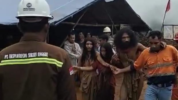 3 Orang Suku Tobelo Dalam mendatangi kawasan lingkar tambang di wilayah Koroahe, Halmahera, Maluku Utara. Dokumen Istimewa