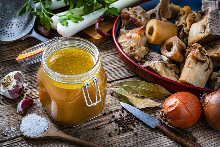 5 Manfaat Bone Broth atau Kaldu Tulang Sapi untuk MPASI Anak