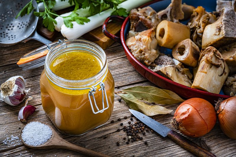 5 Manfaat Bone Broth atau Kaldu Tulang Sapi untuk MPASI Anak