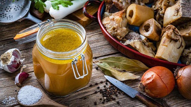 5 Manfaat Bone Broth atau Kaldu Tulang Sapi untuk MPASI Anak