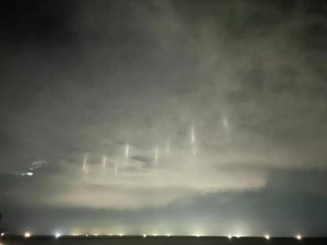 Pilar Cahaya Misterius yang Hiasi Langit Malam di Jepang