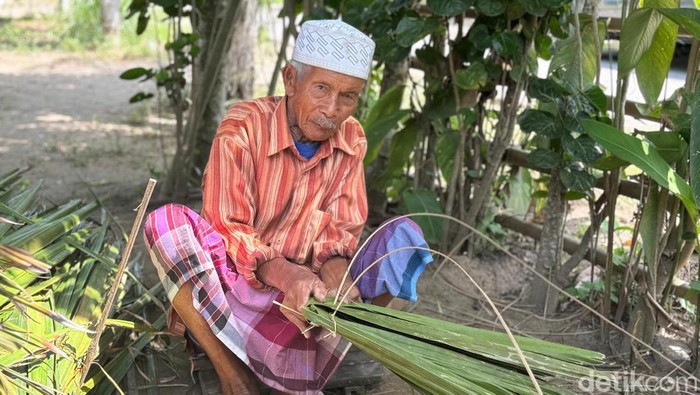 Abdullah, lansia di Aceh Utara yang buka usaha atap daun rumbia.