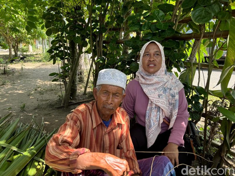 Abdullah, lansia di Aceh Utara yang buka usaha atap daun rumbia.