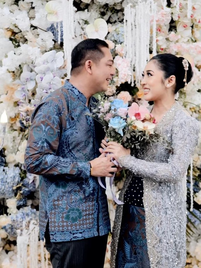 Ade Govinda Ade Govinda lamar kekasih hati.