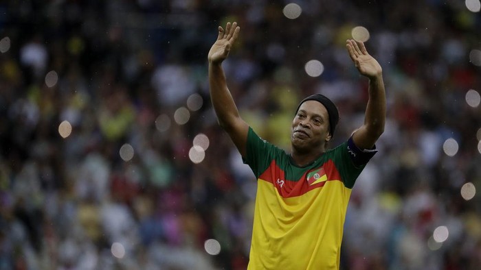 Retired player Ronaldinho Gaucho celebrates scoring a goal in an exhibition soccer match to raise funds for victims of floods affecting southern Brazil, at the Maracana stadium in Rio de Janeiro, Sunday, May 26, 2024. (AP Photo/Bruna Prado)
