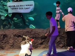 Viral Wanita Berlutut Lamar Pacar di Sea World Ancol, Tuai Pro & Kontra