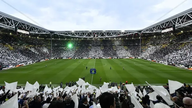 Tampilan tribun dan bagian dalam Allianz Stadium, markas Juventus.