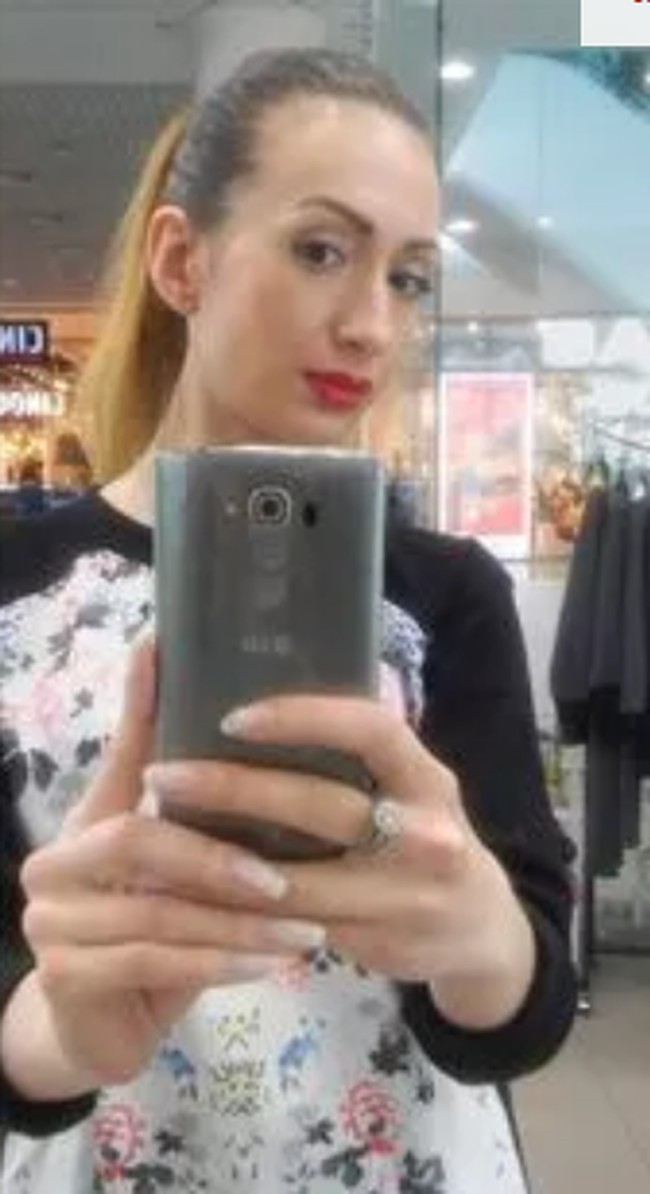 Inilah potret wanita 36 tahun itu di masa lalu. Penampilannya tampak normal dengan wajah yang masih natural. Foto: dok. Instagram @ justqueen88