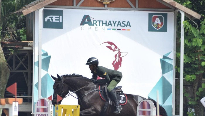 Kejuaraan Berkuda Arthayasa Open 2024 baru saja selesai dihelat. Prajurit TNI Sersan Satu Riko Ganda Febryyanto jadi salah satu pemenangnya.