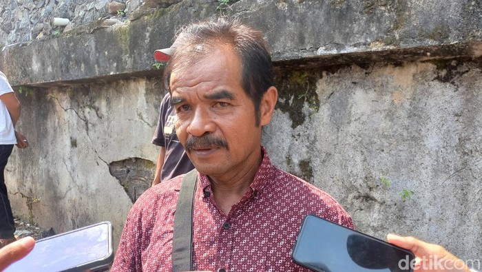 Ayah dari wanita penjaga toko korban pembunuhan, Sarno saat ditemui awak media di lokasi rekonstruksi di Desa Jatisobo, Kecamatan Polokarto, Sukoharjo, Senin (27/5/2024).