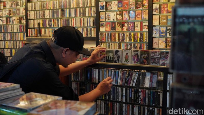 Deretan rilisan fisik musik berjejer rapi di salah satu sudut Blok M Square, Jakarta Selatan. Area  ini seolah menjadi 'surga' bagi para pencinta musik.